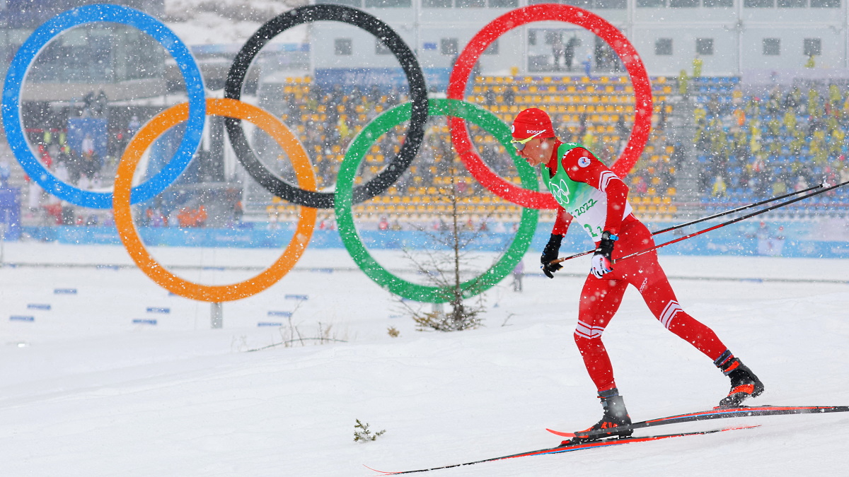 Александр Большунов на прошлой Олимпиаде выиграл три золотых медали, а к Играм-2026 его не допустят. Фото: REUTERS