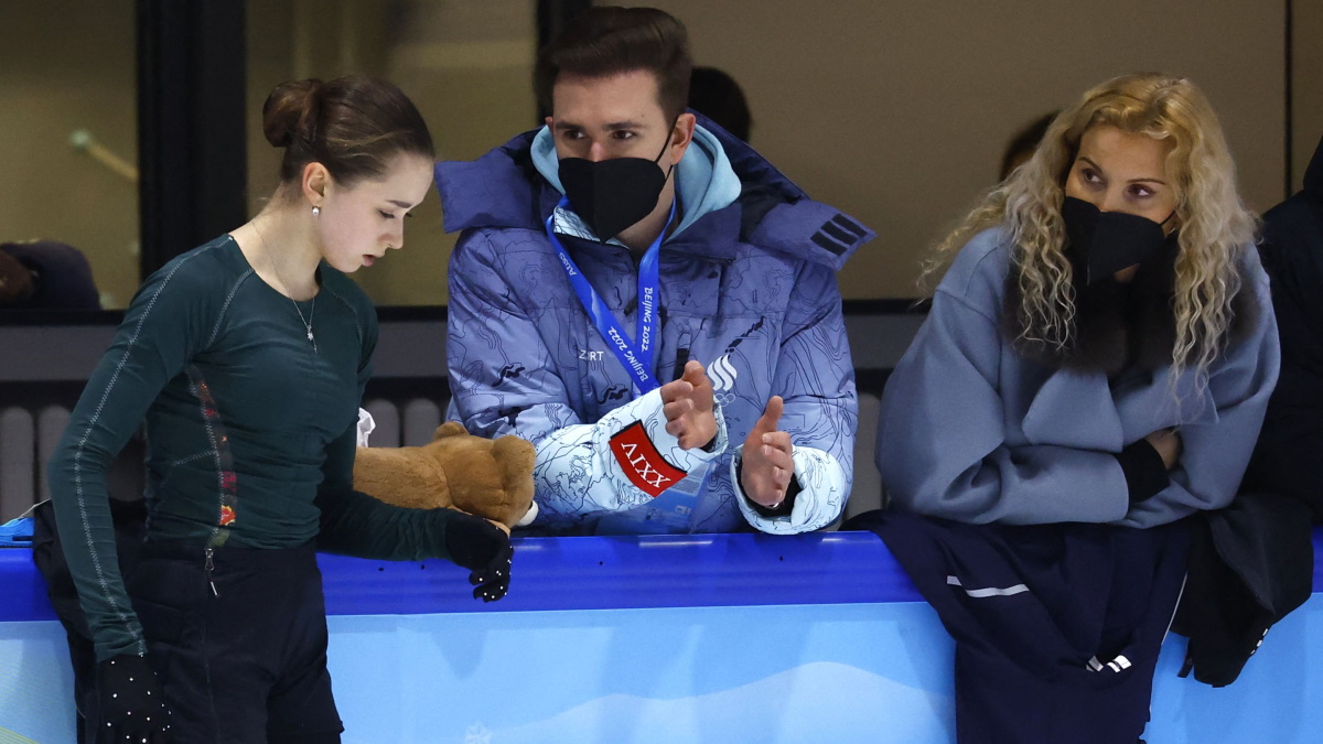Камила со своими наставниками на тренировке в понедельник утром. Фото: REUTERS