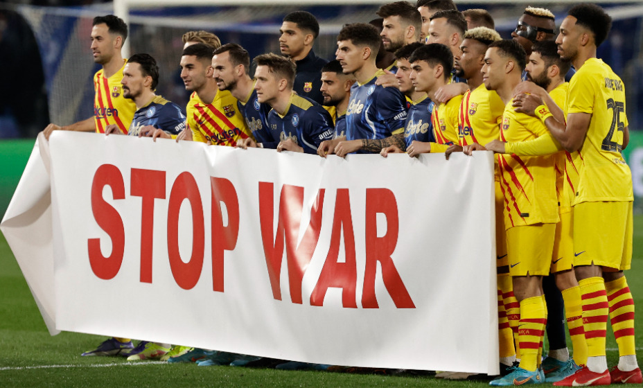 Футболисты «Барселоны» и «Наполи» вышли на матч с баннером: «Остановите войну». Фото: Reuters