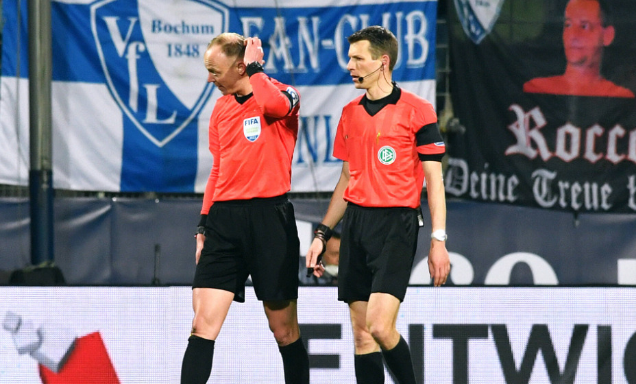 Судье матча «Бохум» – «Боруссия» Менхенгладбах в голову попали стаканом с пивом. Фото: Global Look Press