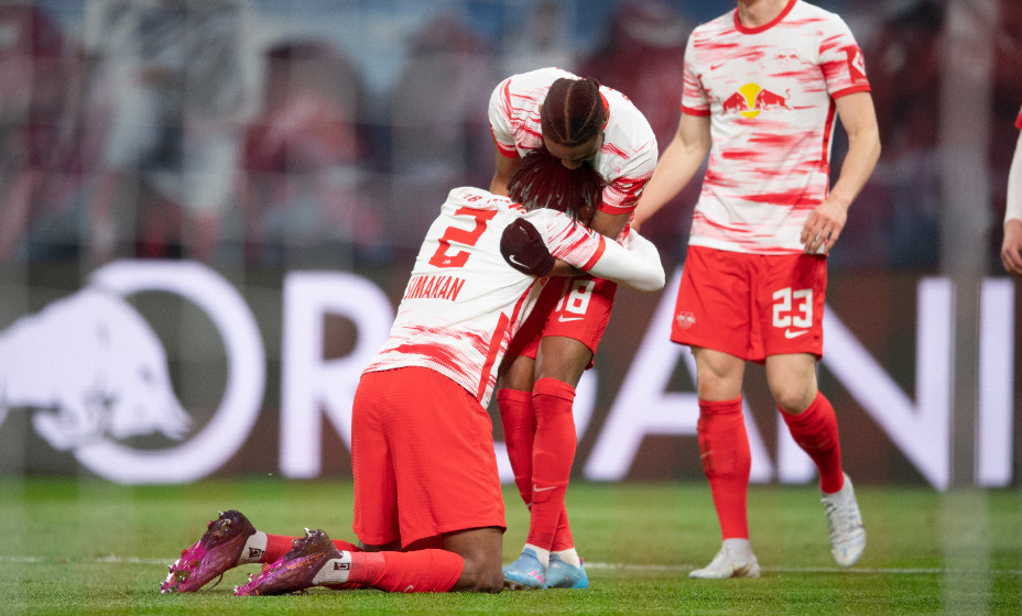 Защитник Мохамед Симакан смог перекусить после заката солнца. Фото: Global Look Press