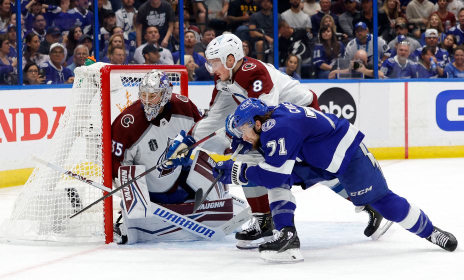 В 6-м матче финальной серии Кубка Стэнли шла упорная борьба. Фото: Reuters