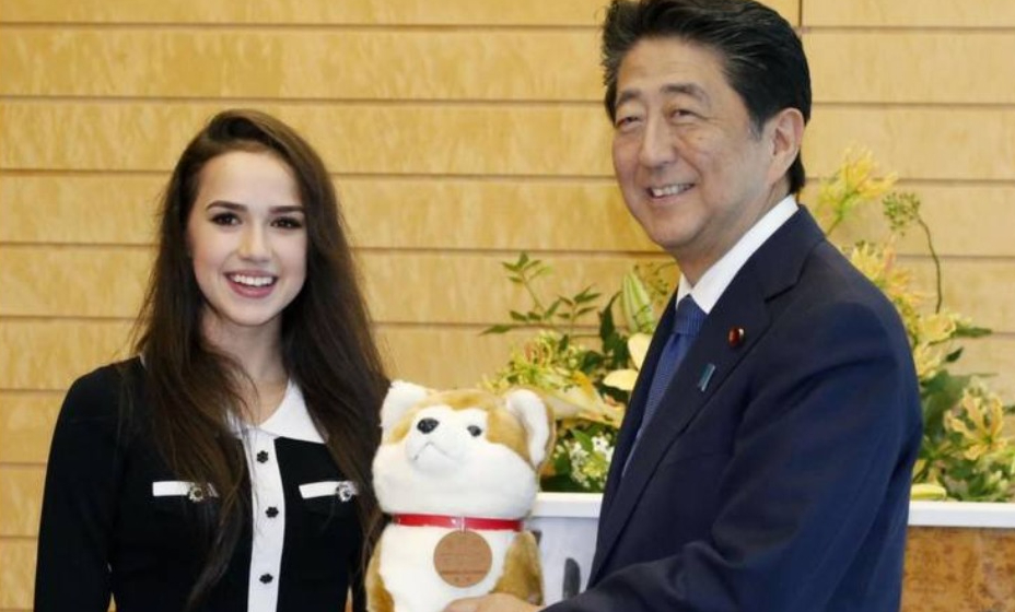 Фигуристка Загитова получила памятный подарок от экс-премьера Японии Абэ.
Фото: Личная страница Алины Загитовой в соцсетях