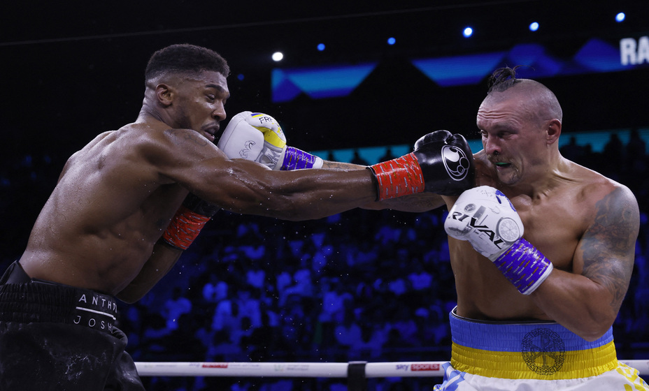 Усик бил много и легко. Этого хватило для чемпионства. Фото: Reuters