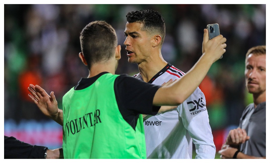 Криштиану Роналду не первый раз отмахивается от фанатов. Фото: Global Look Press