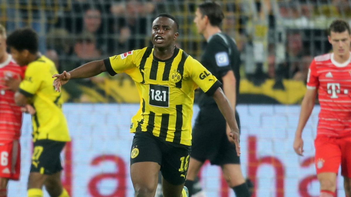 Юсуфа Мукоко празднует свой забитый гол в матче 