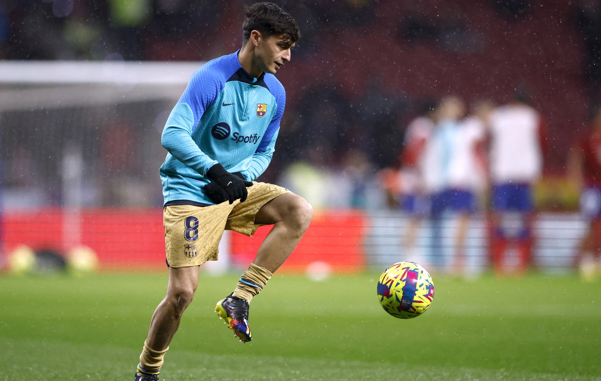 Педри на разминке перед матчем 