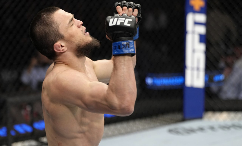 Умар Нурмагомедов не смог стать новым чемпионом UFC в легчайшем весе. Фото: UFC Russia
