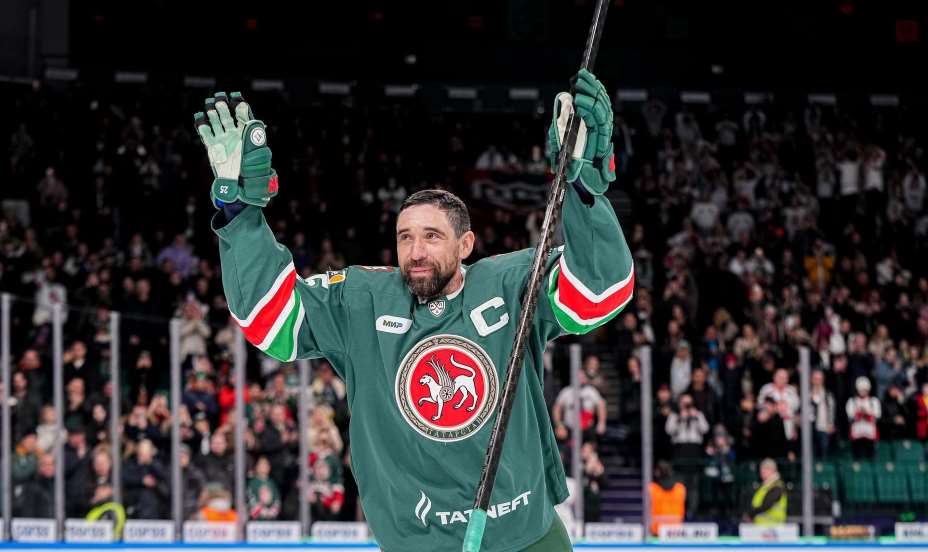 Данис Зарипов попрощался с болельщиками, в «Ак Барсе» за ним пожизненно закрепили №25. Фото: Соцсети «Ак Барса»