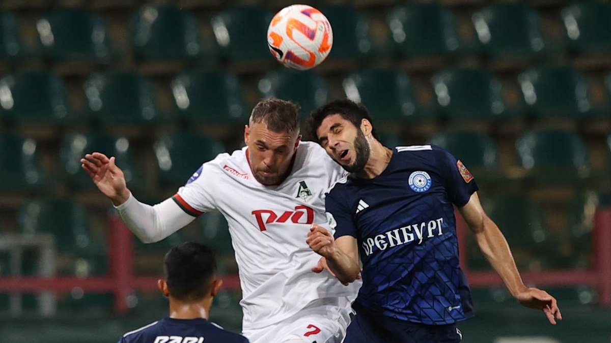 Дзюба в борьбе за мяч с футболистом 