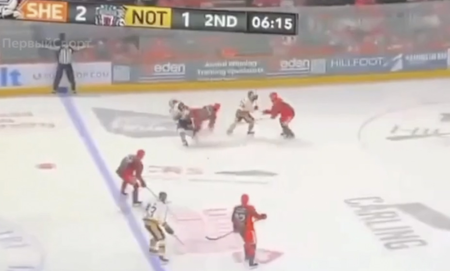 Момент рокового столкновения: хоккеисту перерезало горло коньком во время матча. Фото: скриншот видео  
