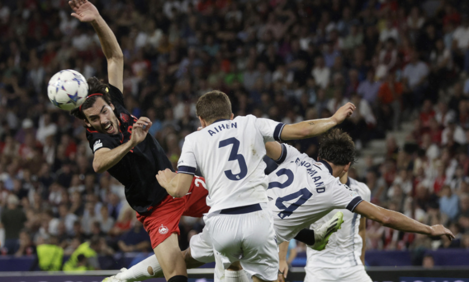 Soccer Football - Champions League - Group D - FC Salzburg v Real Sociedad - Red Bull Arena Salzburg, Salzburg, Austria - October 3, 2023
FC Salzburg's Roko Simic in action with Real Sociedad's Robin Le Normand and Aihen Munoz REUTERS/Leonhard Foeger