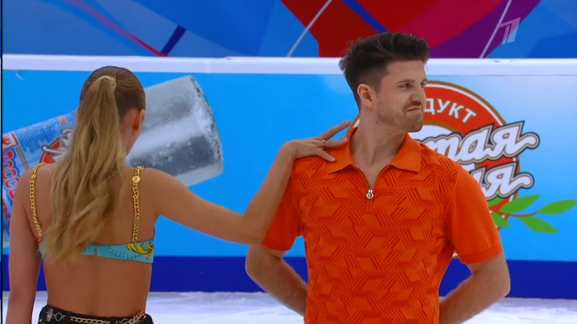 Александра Степанова и Иван Букин перед стартом ритм-танца на Гран-При России в Москве. Фото: стоп-кадр прямого эфира 