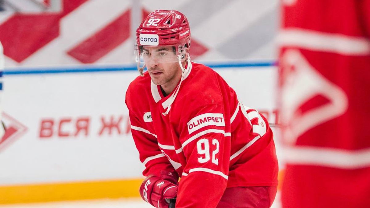 Шэйн Принс сосредоточен на раскатке перед игрой. Фото: пресс-служба ХК