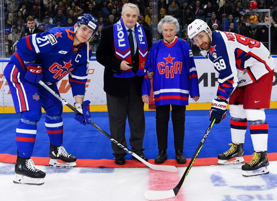 Символическое вбрасывание в канун 77 дня рождения СКА при участии ветерана армейцев Константина Меньшикова и жительницы блокадного Ленинграда, болельщицы СКА Веры Карениной. Фото: ВК ХК СКА