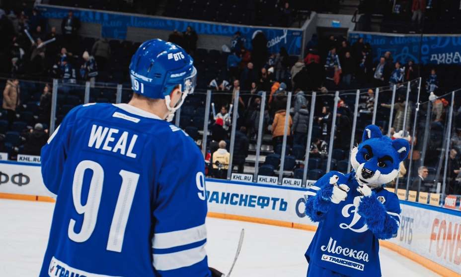 Динамовцы подарили болельщикам праздник, победив в первом матче 2004 года с разгромным счетом. Фото: ВК ХК Динамо