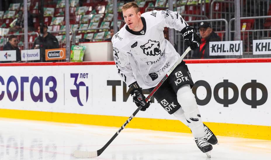 Габаритный американец из «Трактора» Чарльз Робинсон включил режим зверя. Фото: Соцсети ХК «Трактор»