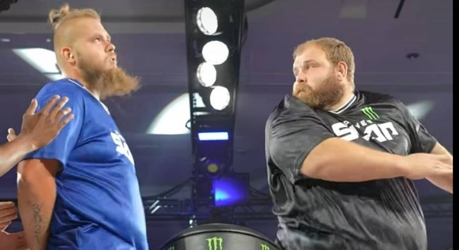 Вася Пельмень после удара по щеке Камила Полярного медведя. Фото: Соцсети UFC