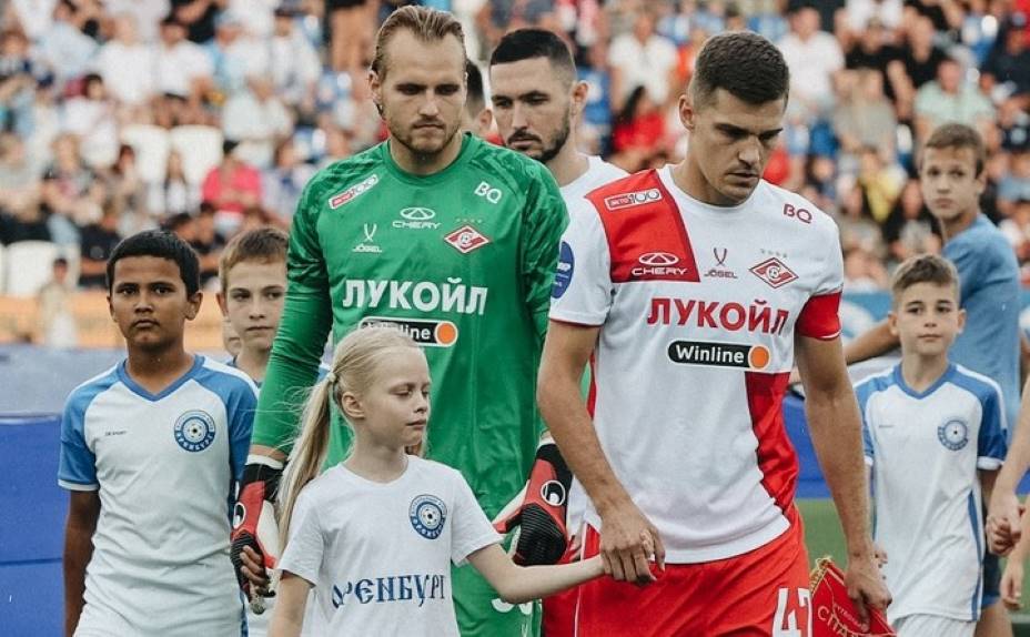Спартаковский капитан Роман Зобнин выводит команду на поле. Фото: ФК