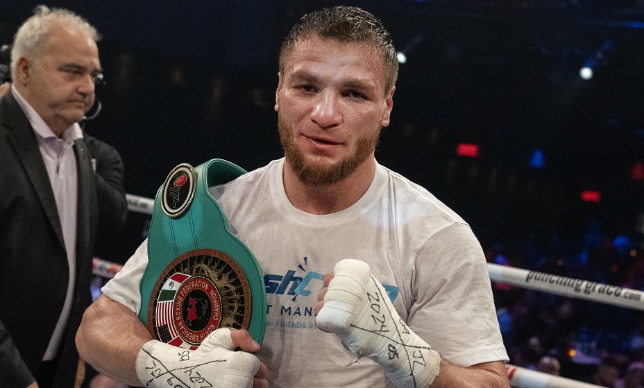 Россиянин Хатаев победил аргентинца Мадерну и защитил пояс NABF. Фото: Global Look Press