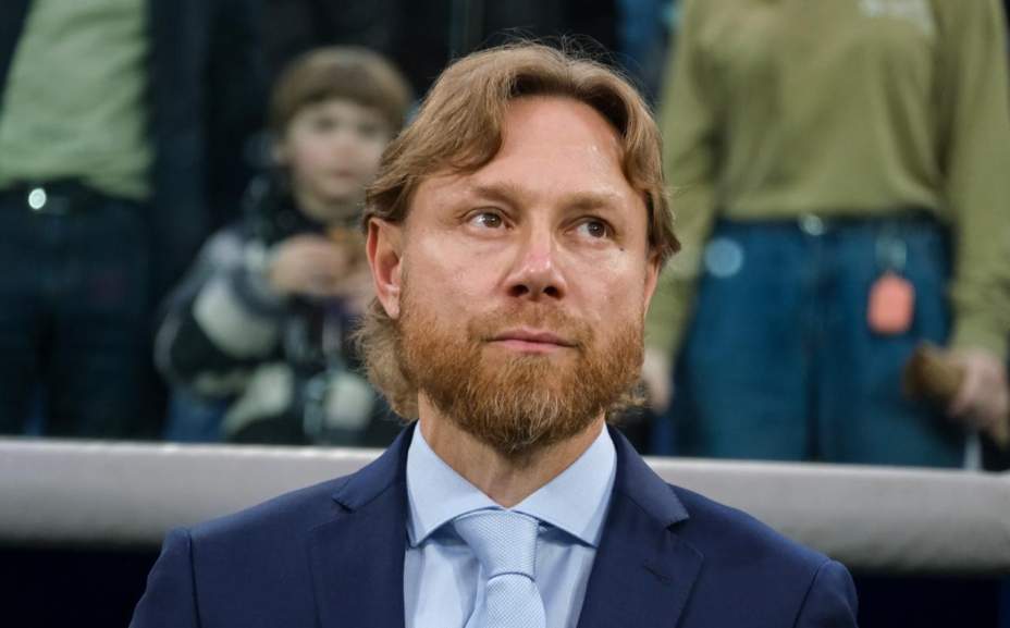 Валерий Карпин строит общение с футболистами сборной России на экспромте. Фото: 