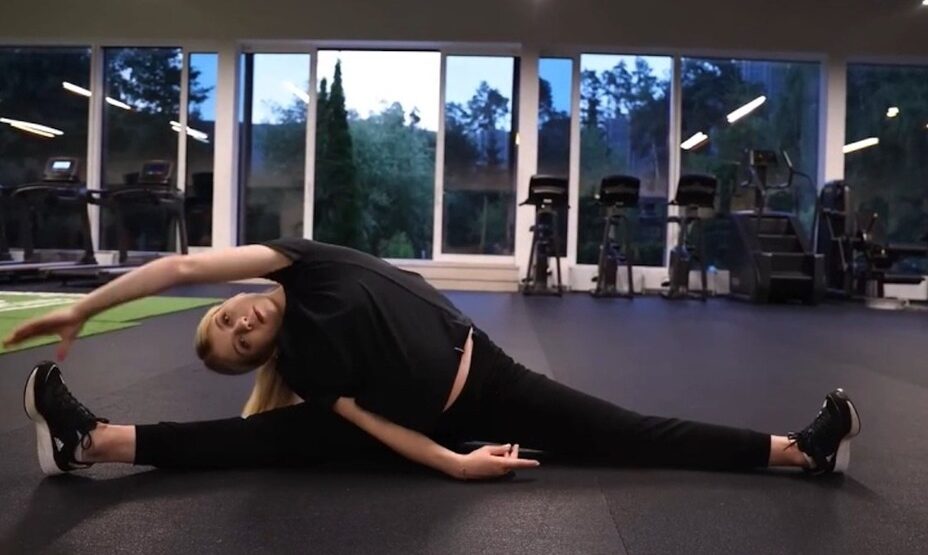 Беременная Трусова села на шпагат, фото снимок экрана