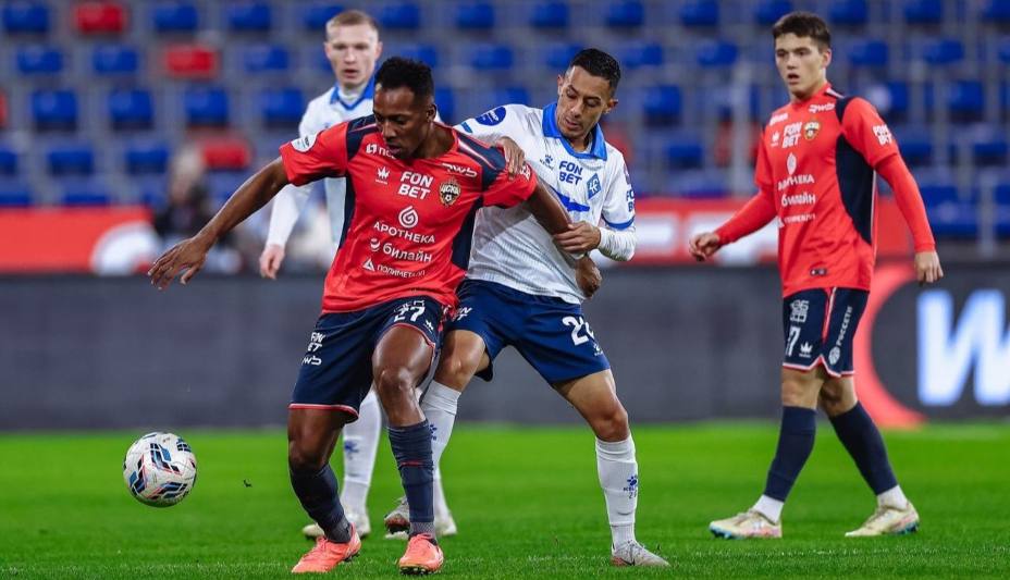 Армеец Мойзес идет в атаку. Фото: Соцсети ФК «Крылья Советов»