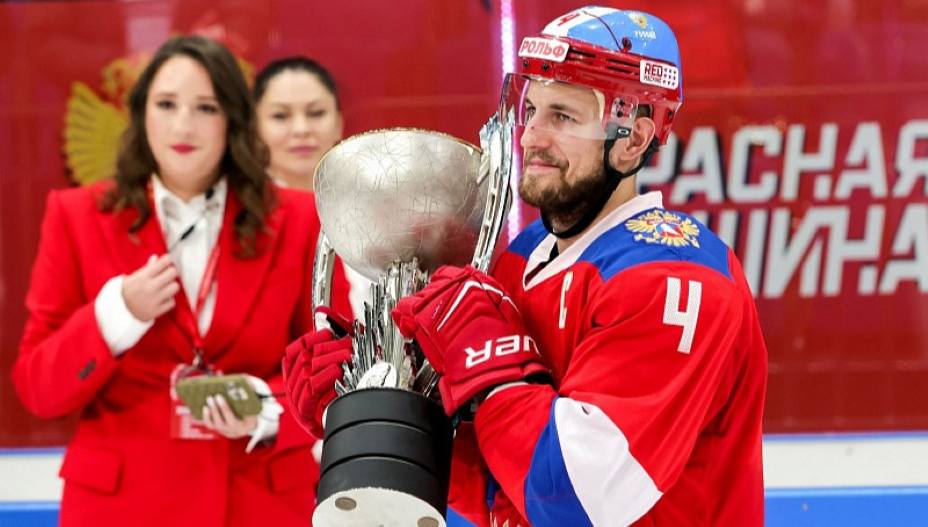 Сборная России сейчас пока выигрывает только Кубки Первого канала. Фото: ФХР