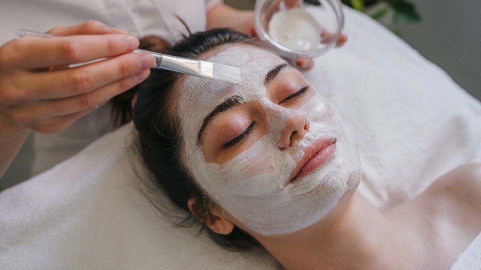 Гликолевый пилинг лица в 2025 году