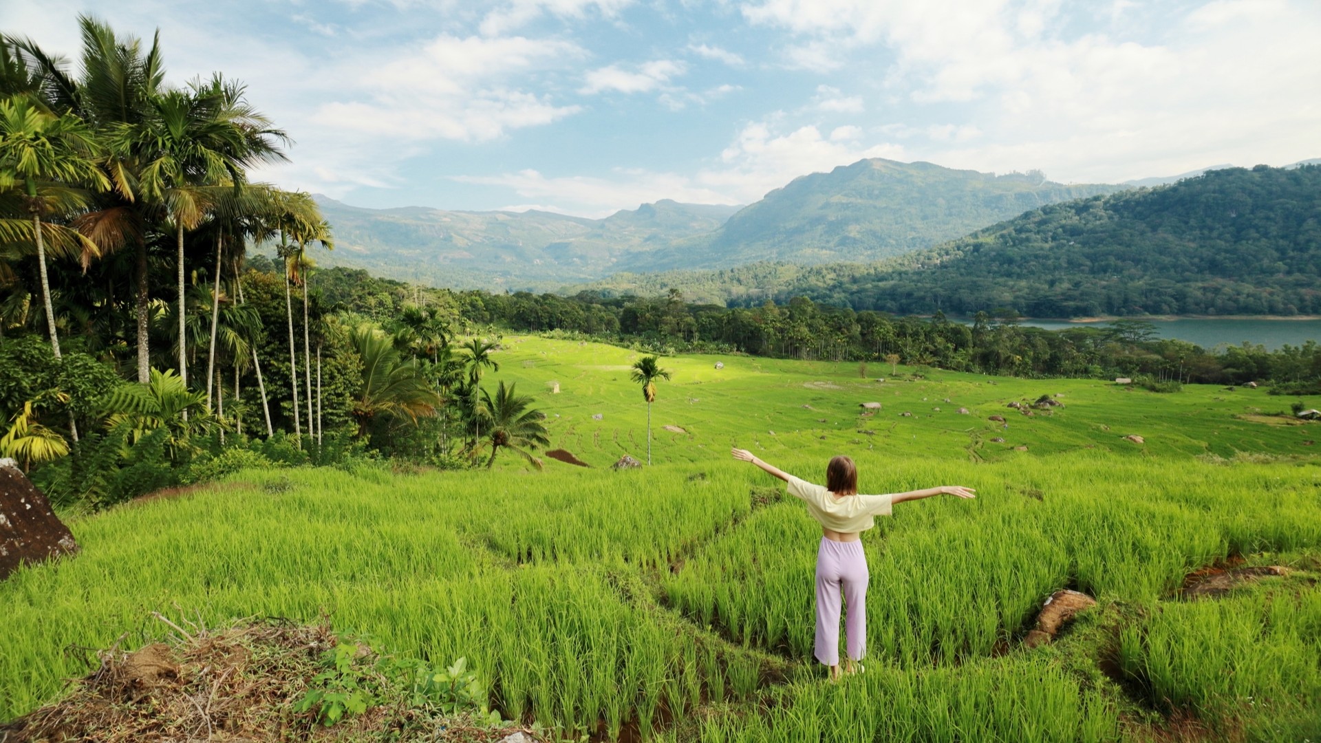 Путешественница в зеленой долине с рисовыми террасами, рекой и горами, Котмале.