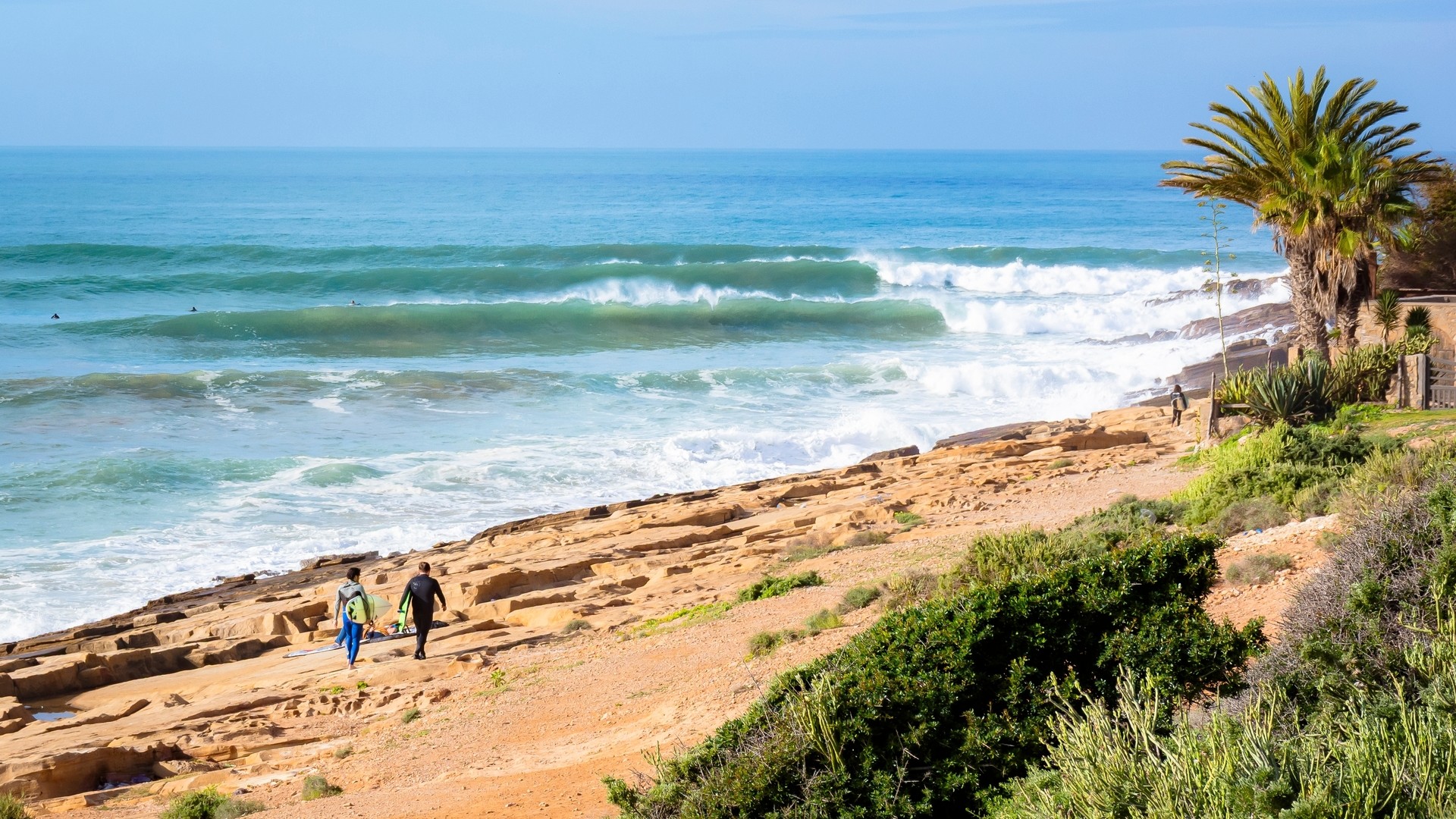 Серферы собираются наслаждаться хорошими волнами, Тагазут.