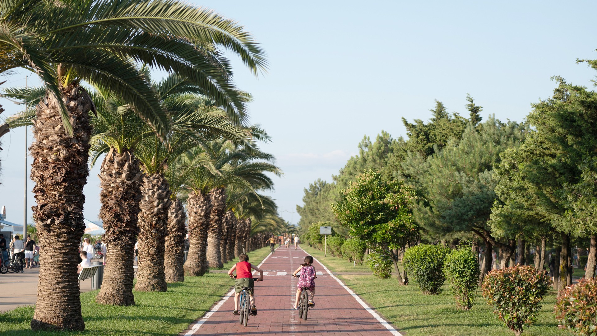 Велосипедисты на набережной Черного моря, Батуми.