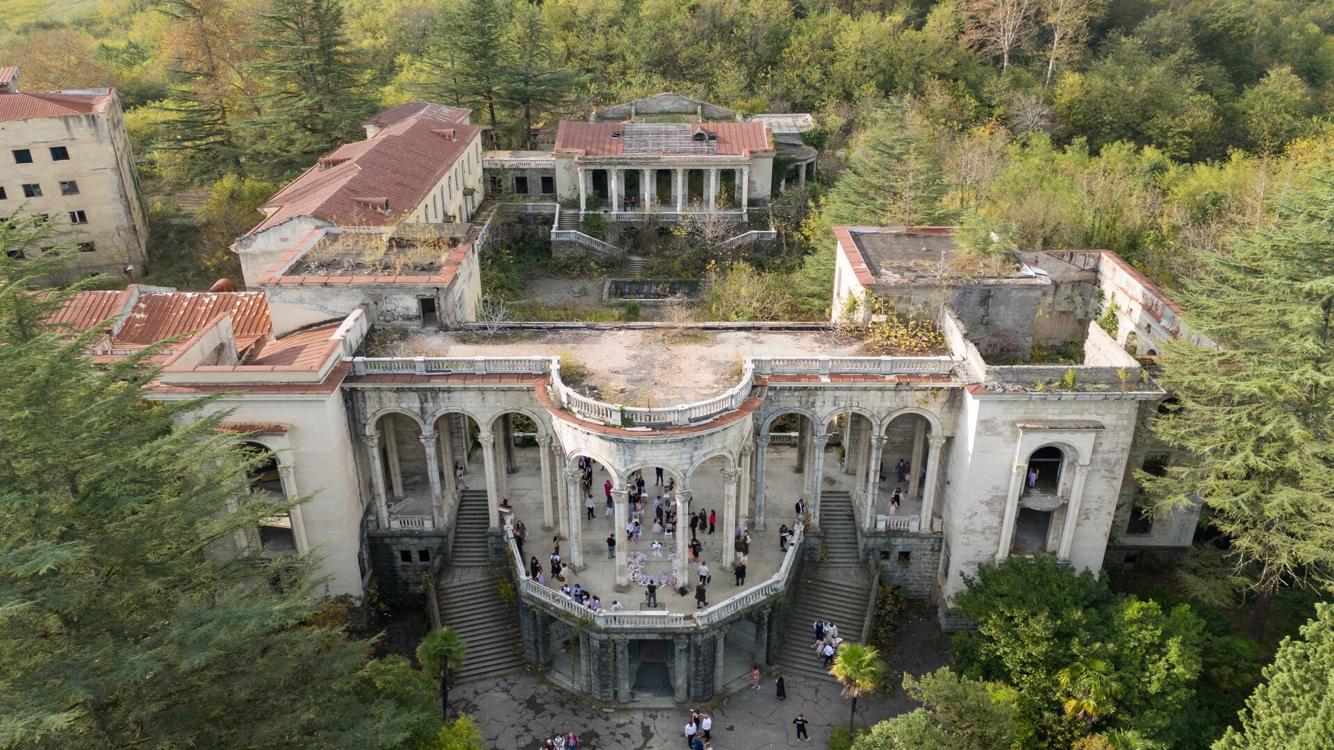 Вид с воздуха на заброшенный санаторий «Медея» в Цхалтубо.