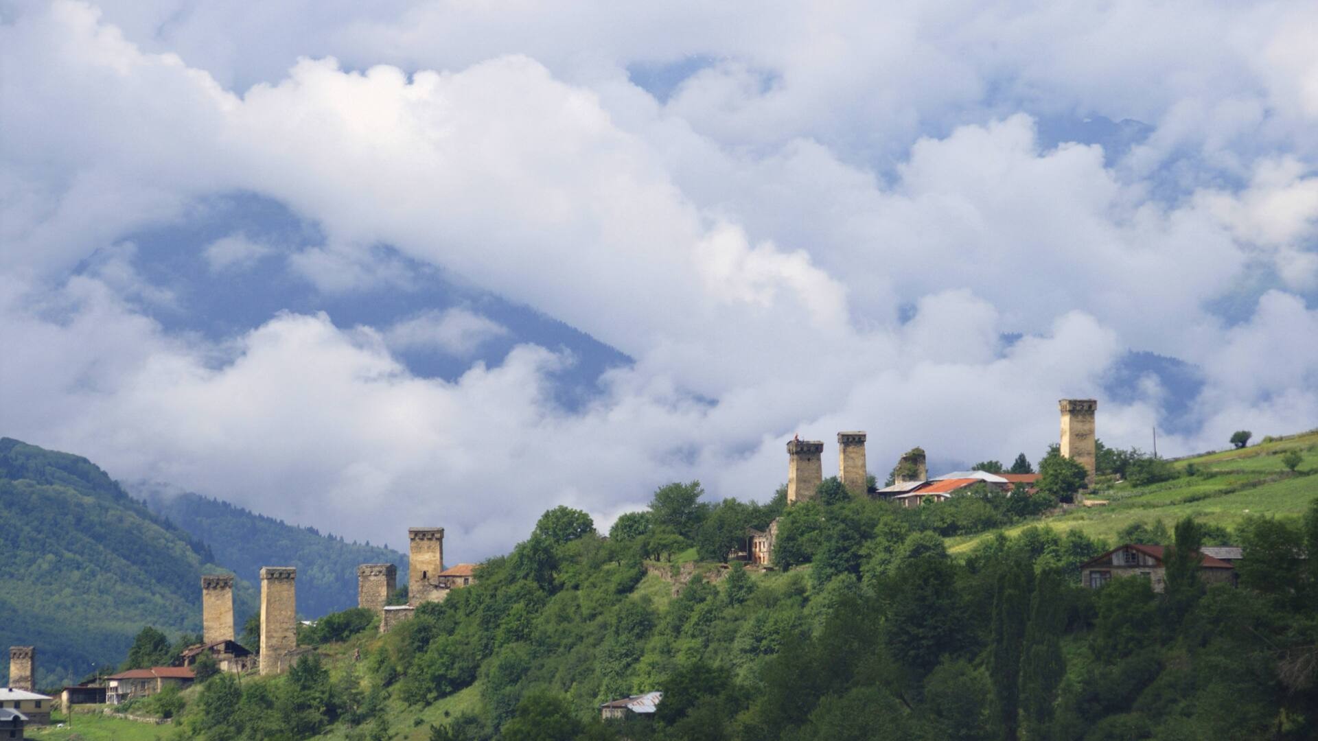 Деревня Местиа с типичными сванскими защитными башнями.