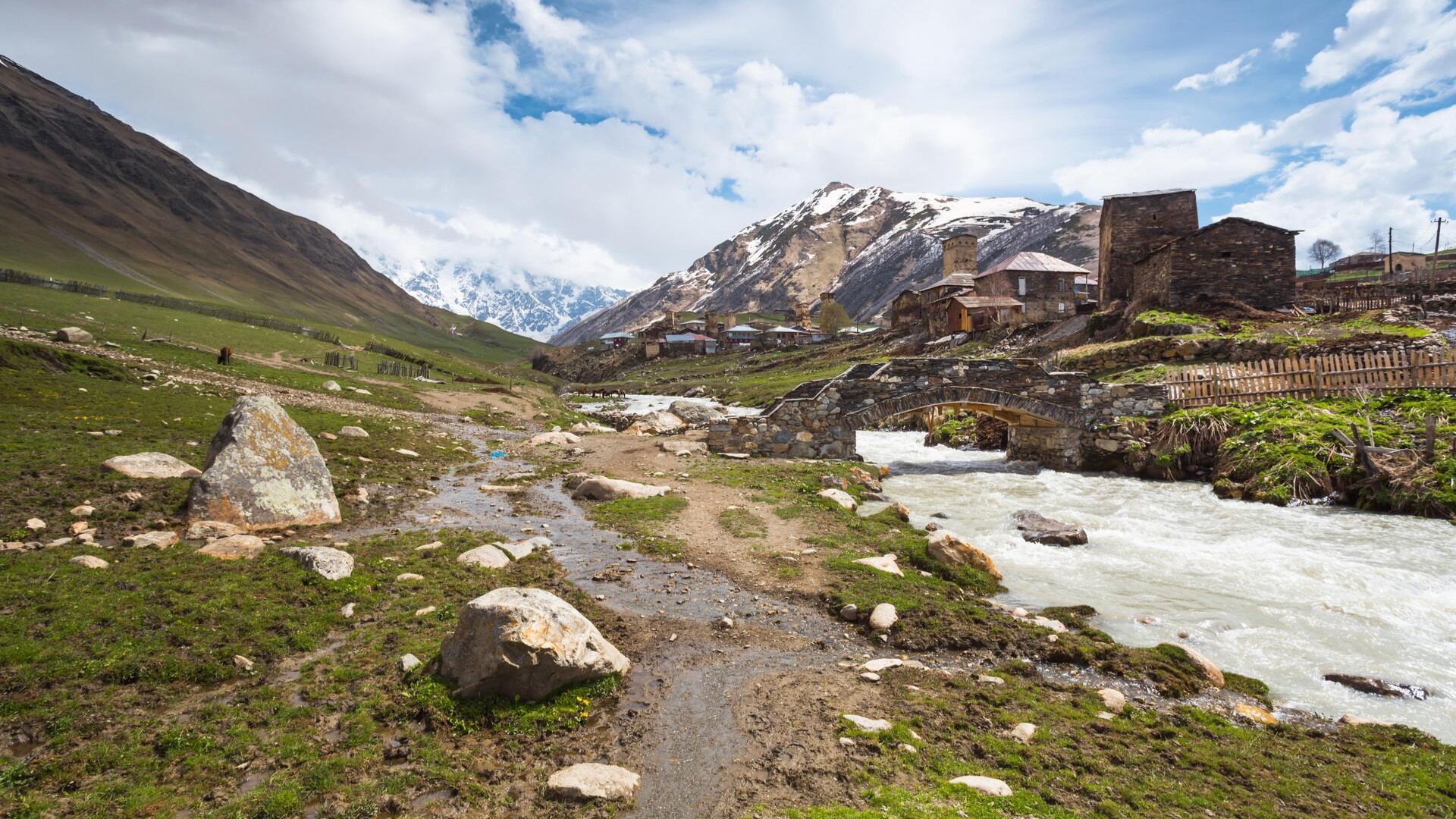 Вид на деревню Мингрелия и Верхняя Ванетия Ушгули.