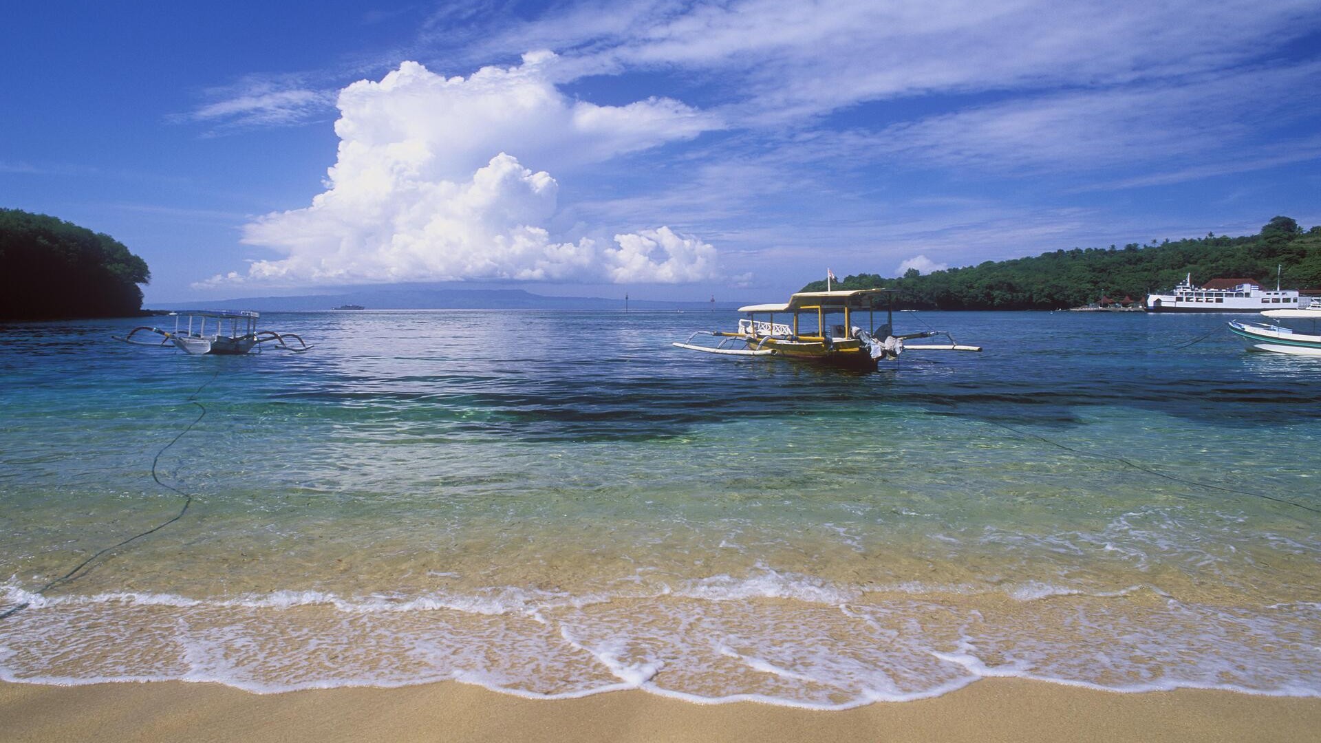 Лодки на пляже Паданг-Паданг, Бали.