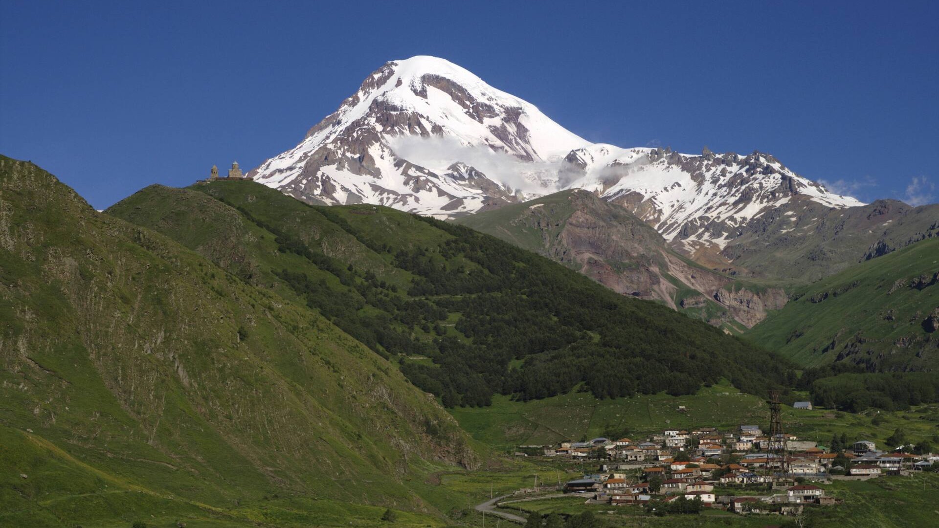 Город Степанцминда в долине, Грузия.
