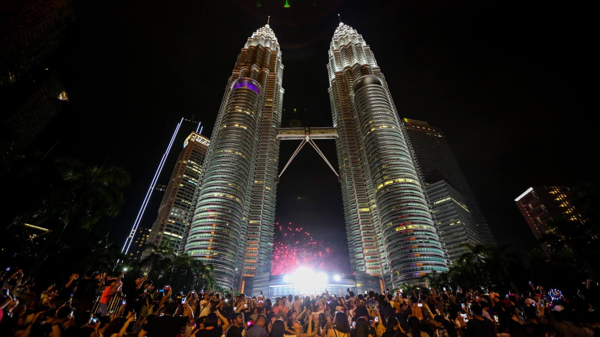 Башни‑близнецы Петронас в вечерних огнях, Куала-Лумпур.
