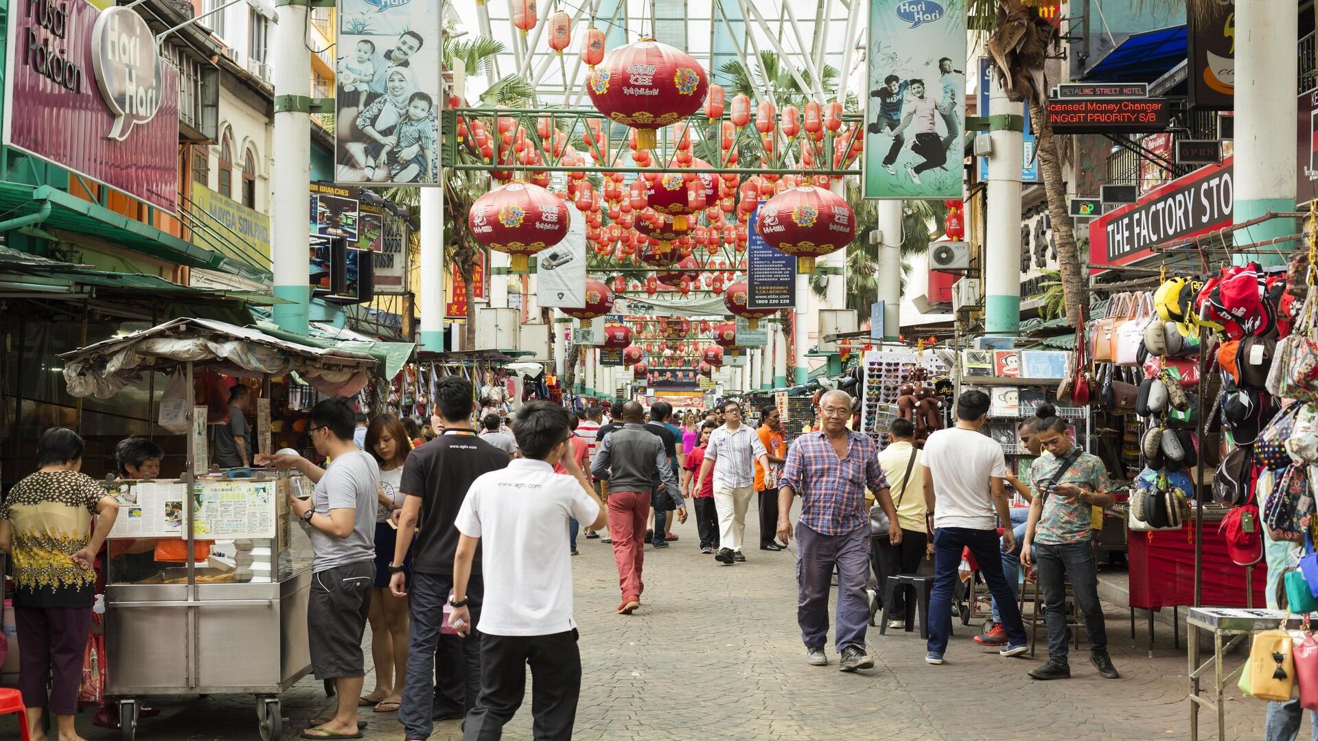 Люди идут по улице Петалинг в китайском квартале Куала-Лумпура.
