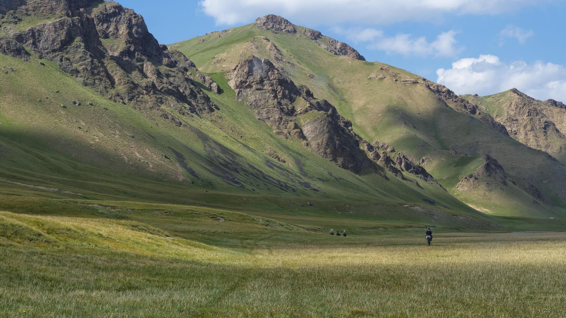 Люди на лошадях в долине Курумдук, Нарынская область, Кыргызстан.