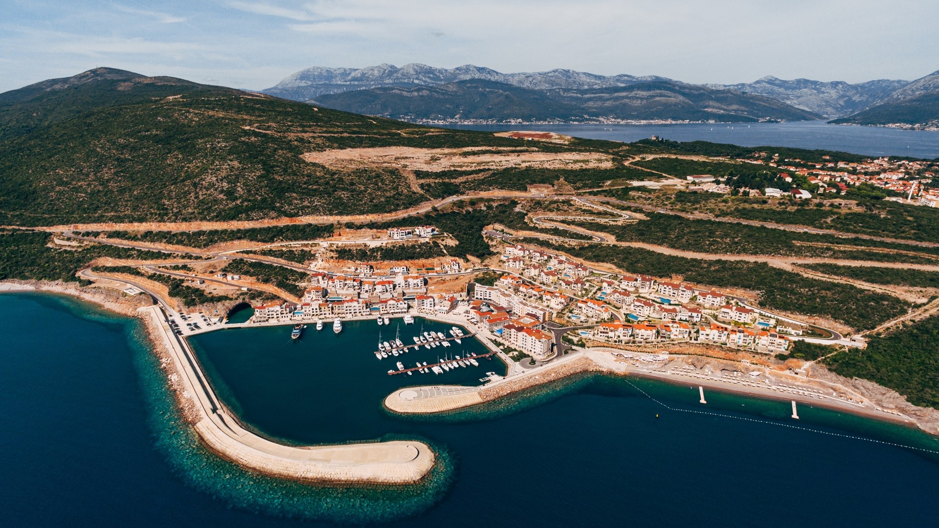 Вид с воздуха на курорт Луштица Бей.