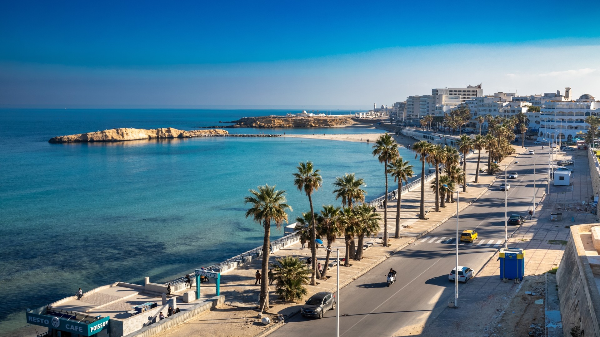 Пляж Карайя и набережная в городе Монастир, Тунис.