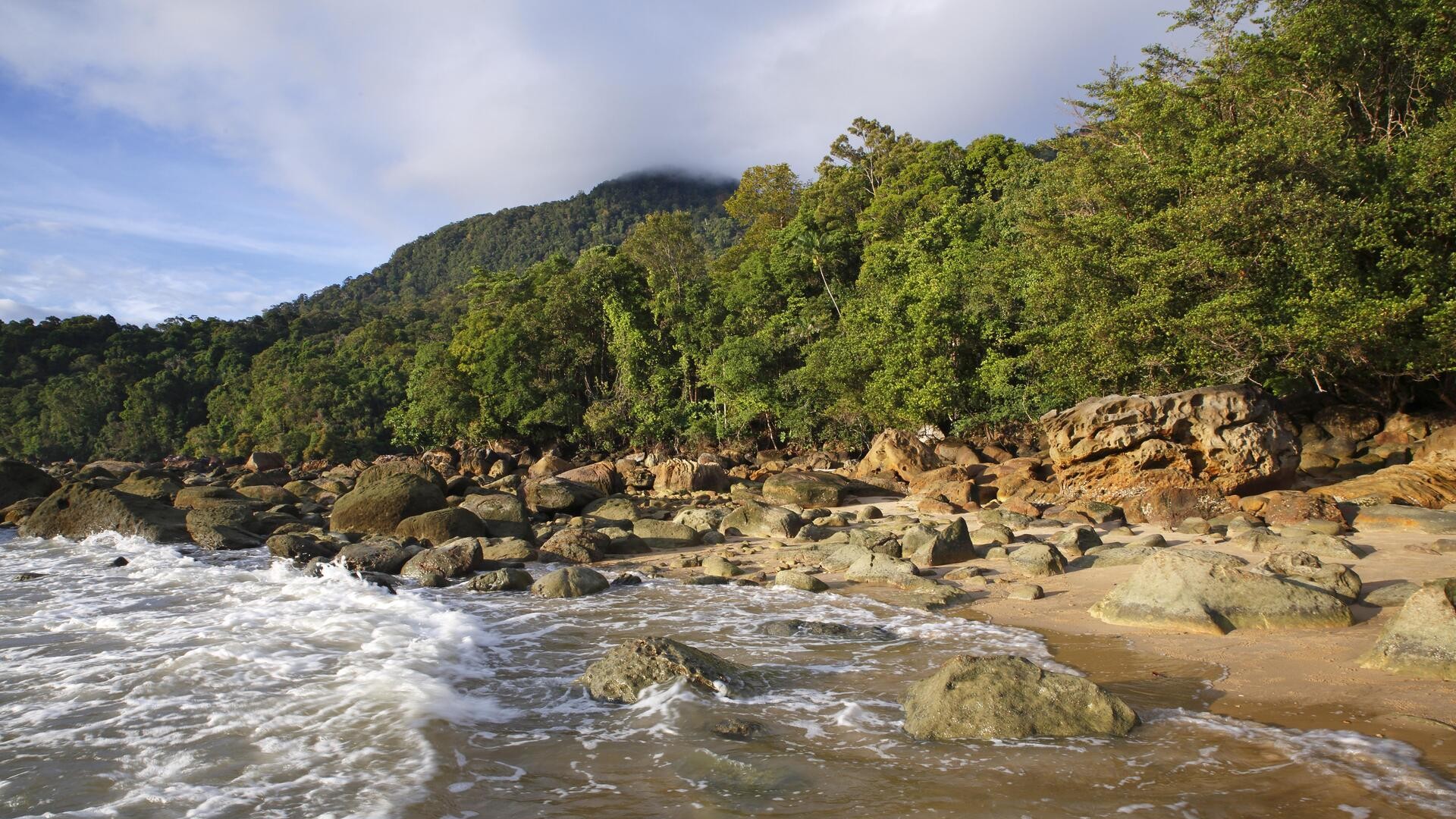 Пляж со скалами, тропический лес Пермай в Сантубонге, Саравак, Борнео.