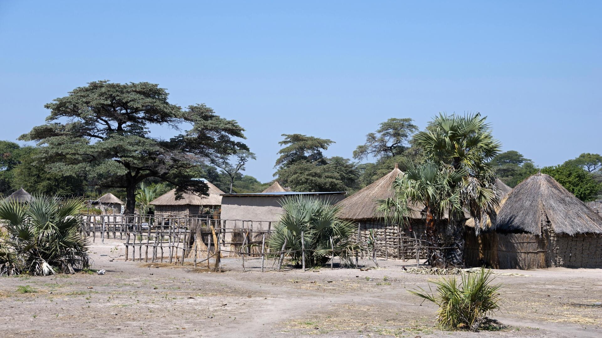 Небольшая деревня с хижинами, Полоса Каприви, Намибия.