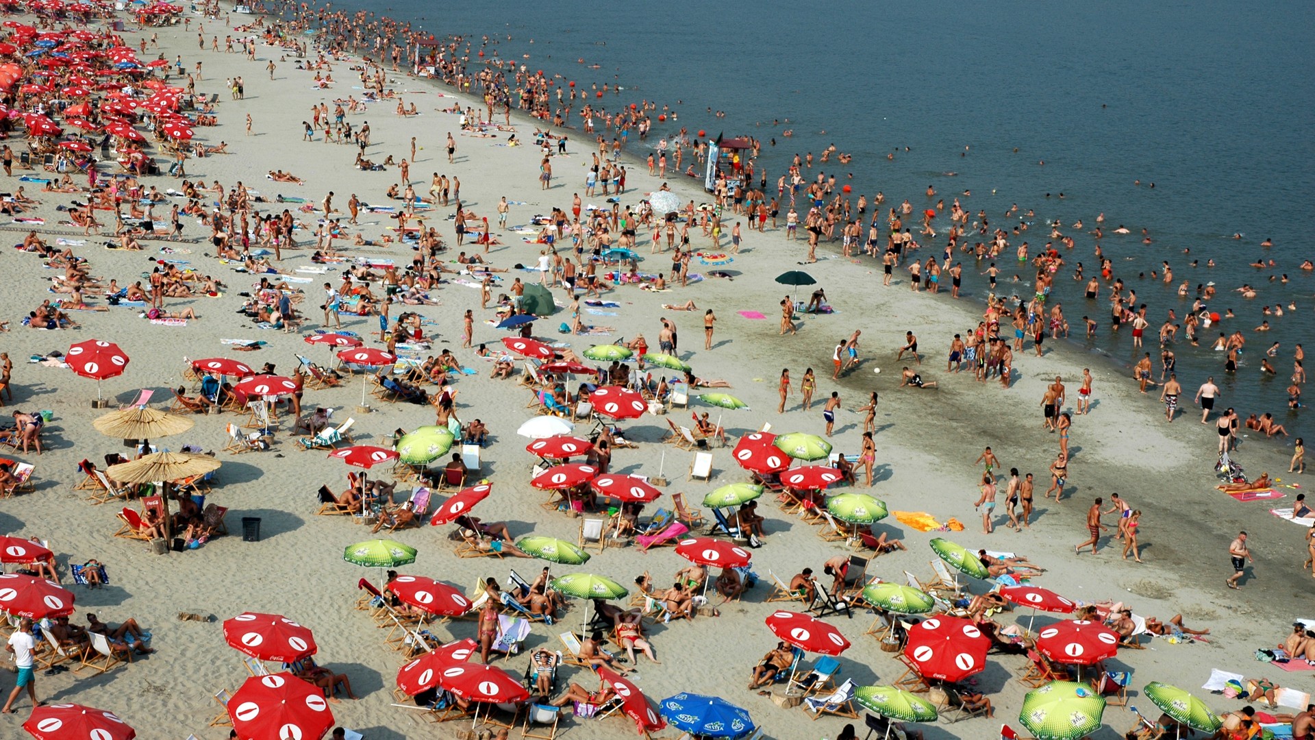 Люди наслаждаются купанием на пляже Штранд, Сербия.