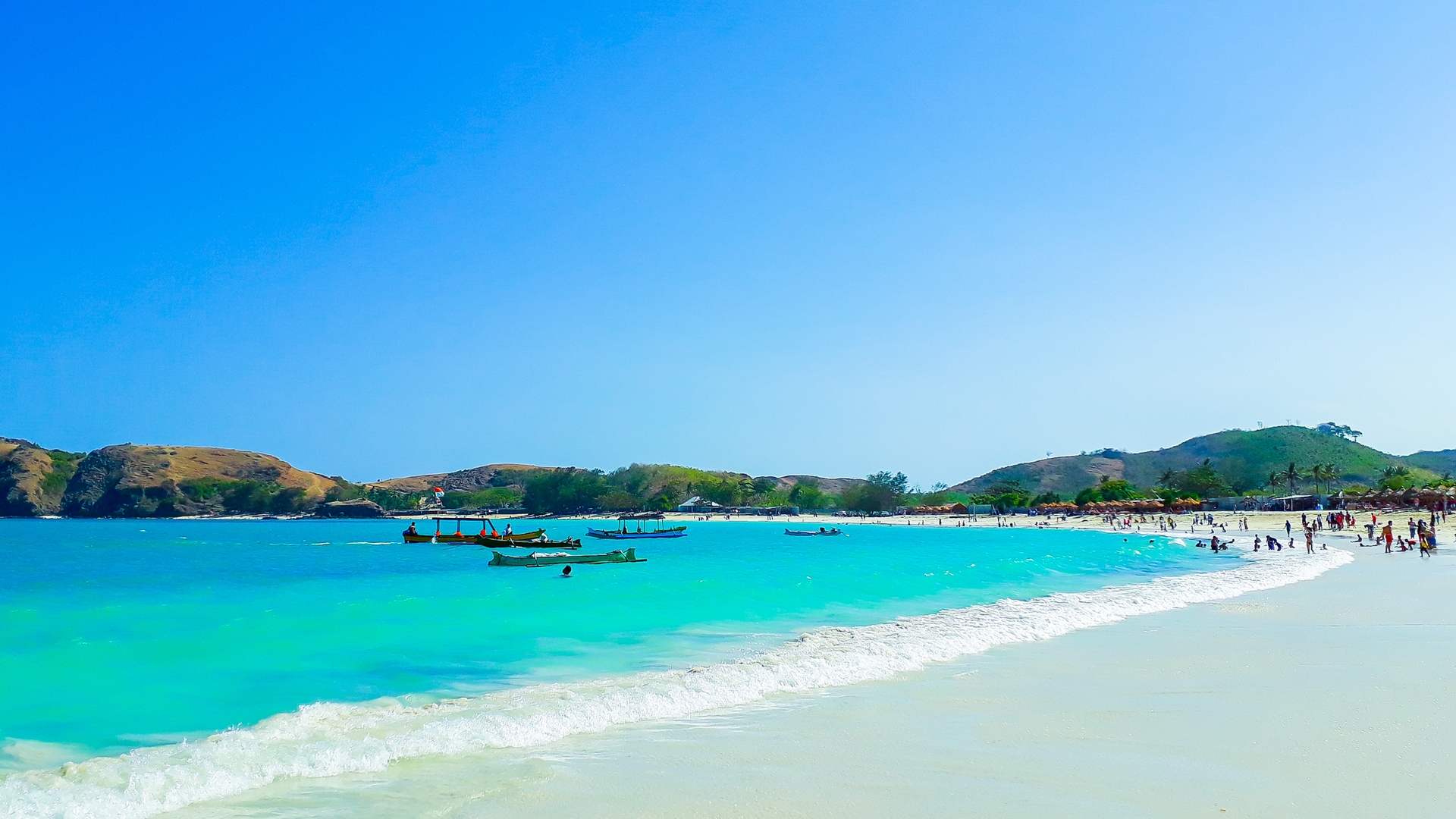 Пляж Танджунг-Аан с белым песком и теплым океаном, остров Ломбок.