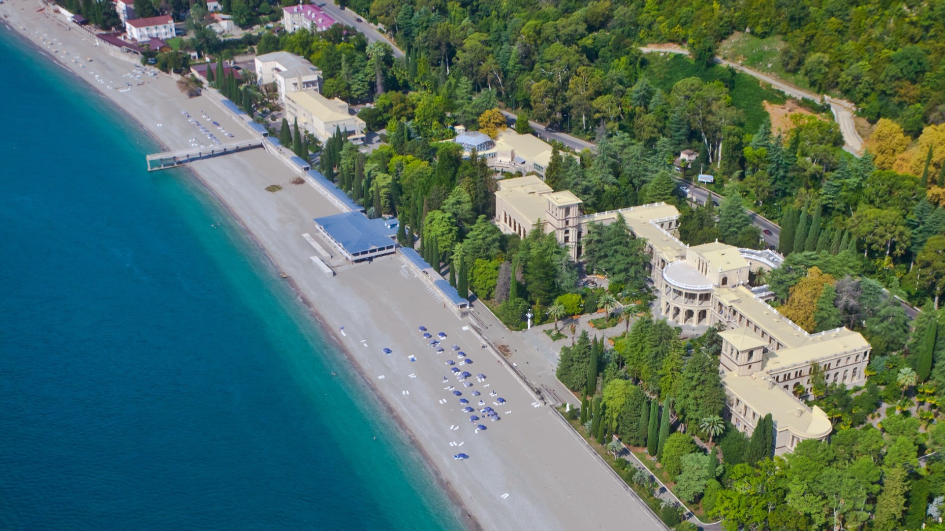 Вид на красивый отель AMRA park hotel & SPA у моря среди зеленого леса, Гагра.