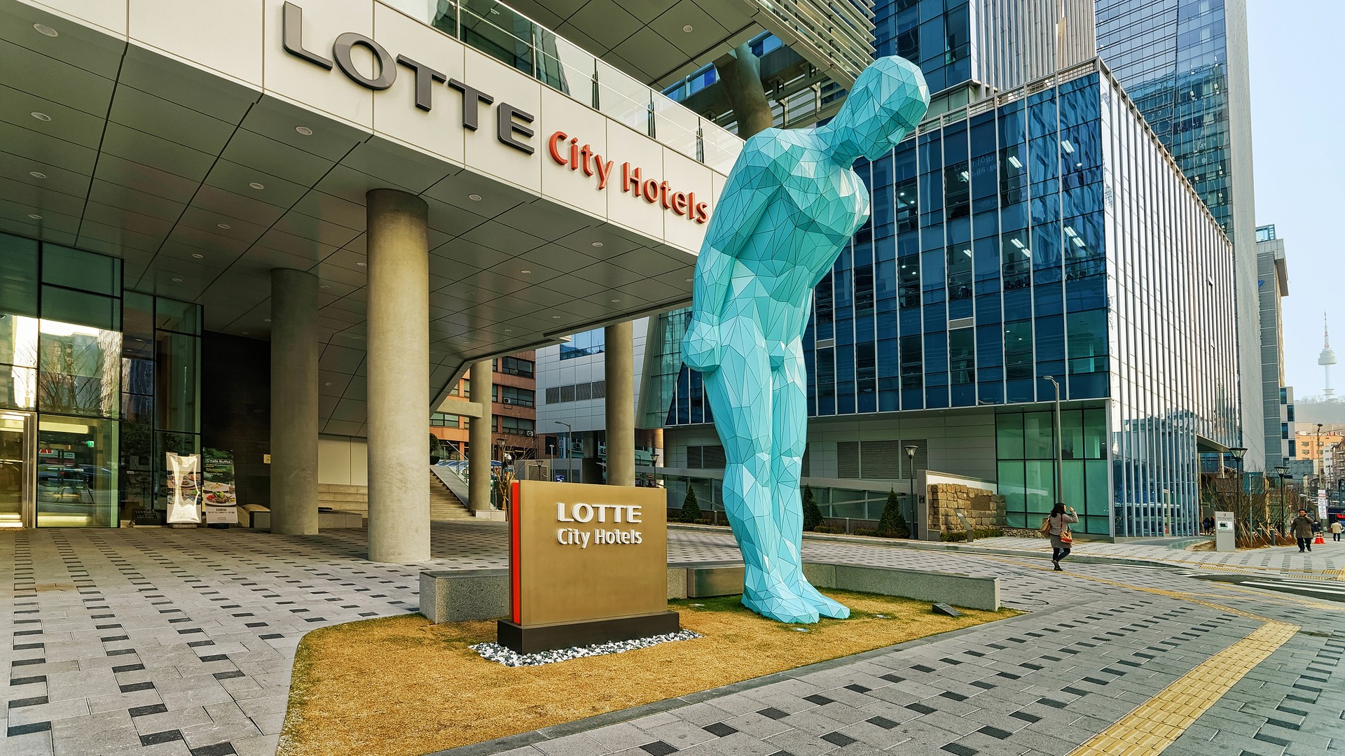Статуя мужчины у отеля LOTTE City Hotel Myeongdong на улице Мёндон, Сеул.
