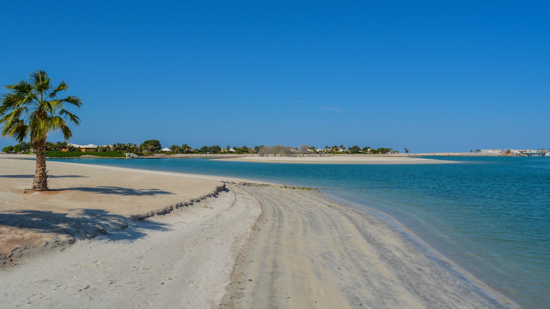 Al Hamra Beach на берегу Персидского залива в Рас-эль-Хайме.