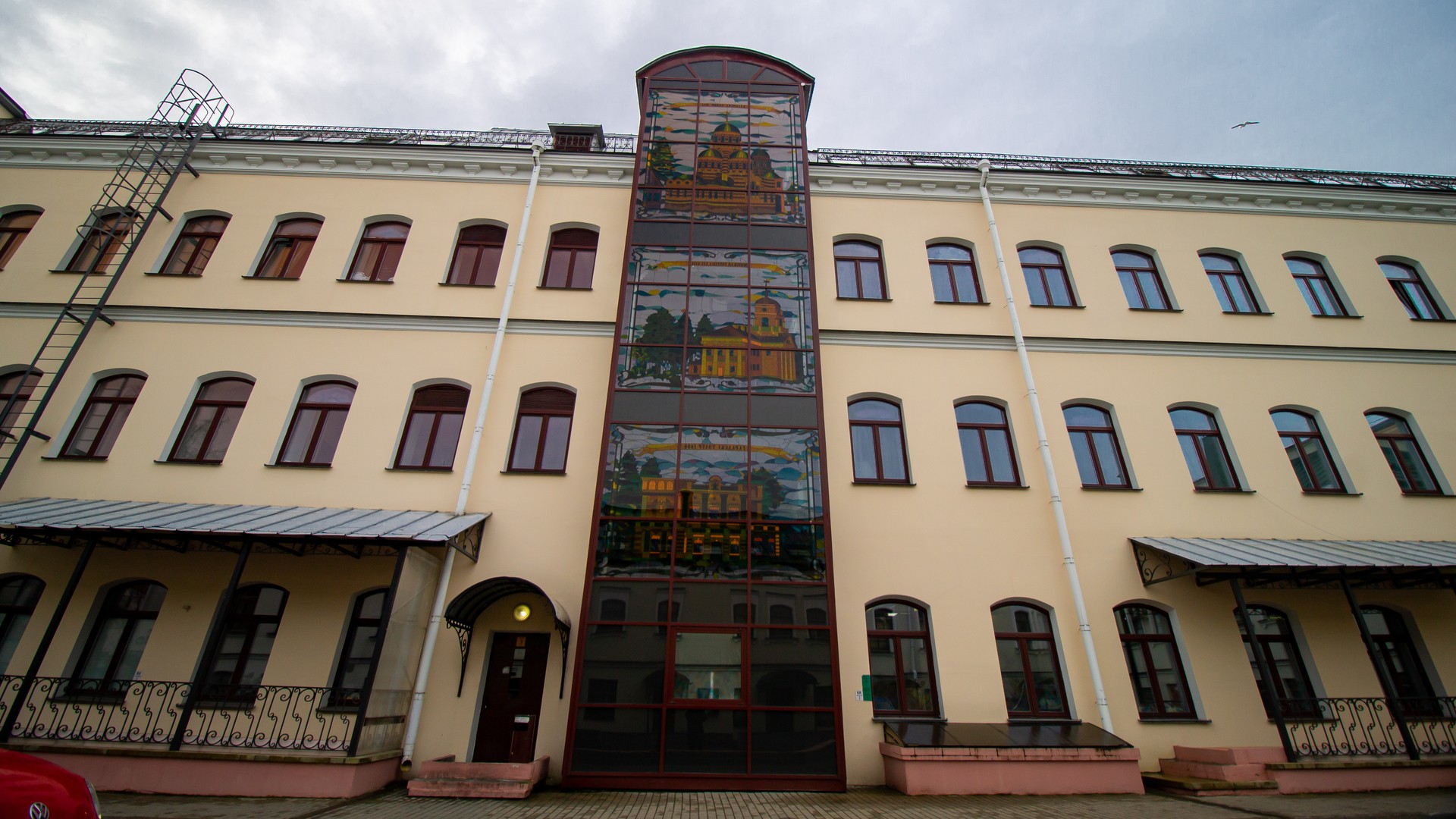 Garni Hotel с прозрачным лифтом, украшенным витражами, Минск.